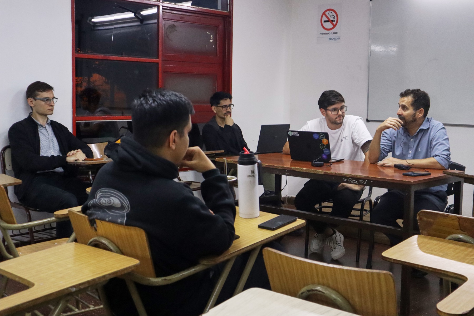Asistentes durante la charla en la FCE-UNaM
